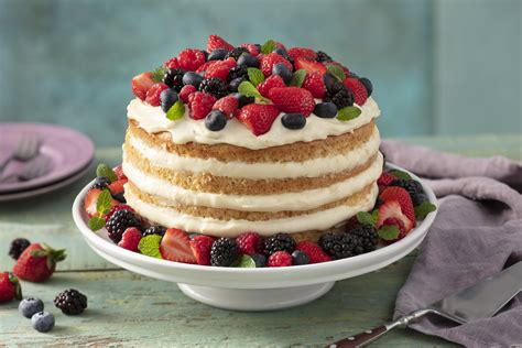 Naked cake: bolo pelado com morangos